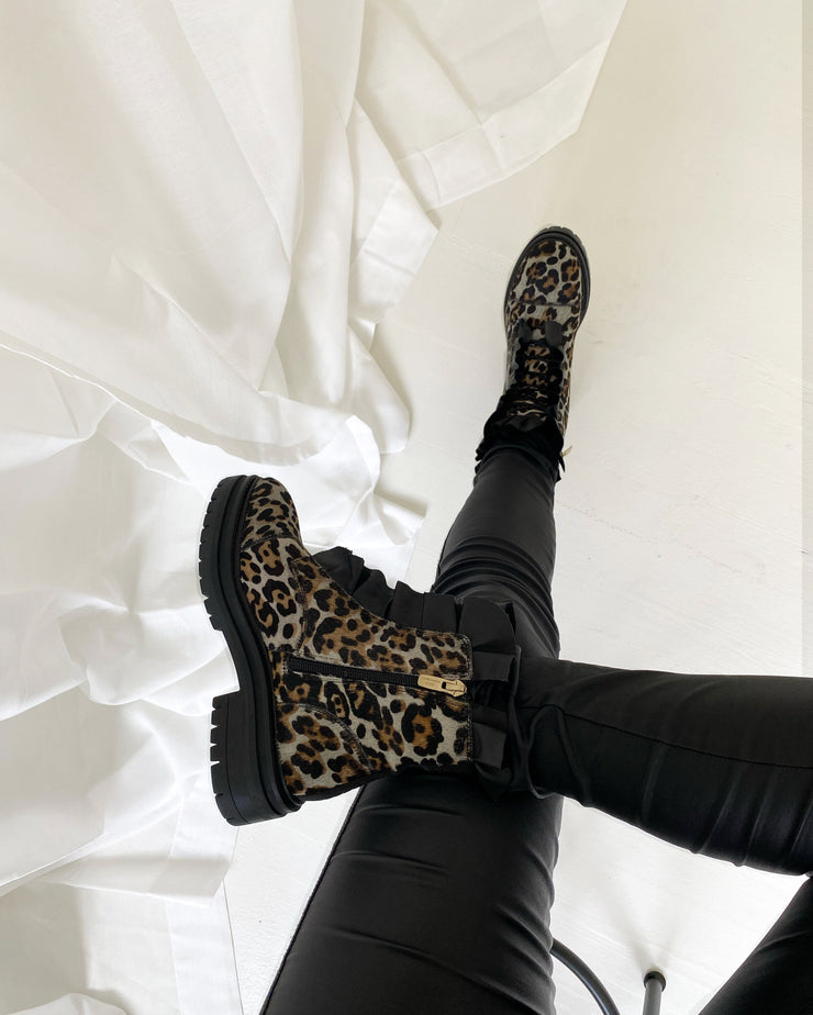 Pretty leo boots grey leopard Dressforsuccess