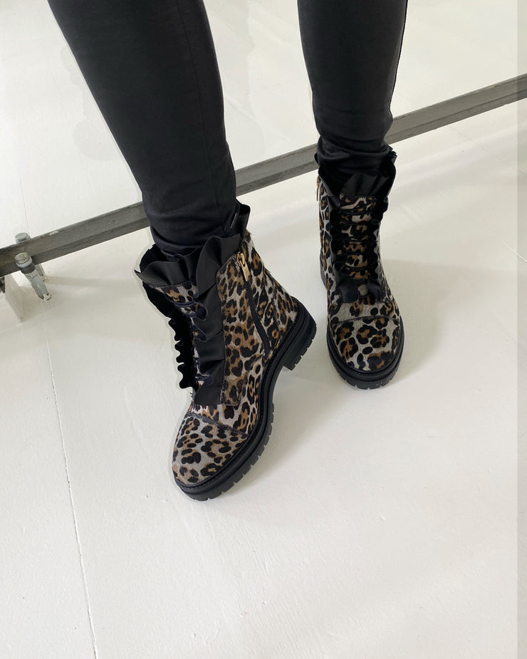 Pretty leo boots grey leopard Dressforsuccess