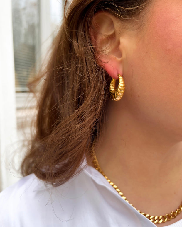 Croissant earring gold