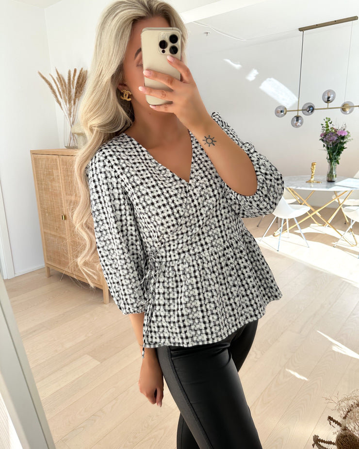 Laura 3/4 wrap top cloud dancer/black